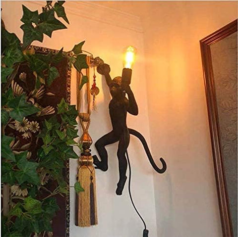 Nowoczesna żywica kreatywna lampa ścienna Monkey, lampa stołowa, żyrandol, lampa podłogowa, odpowiednia do dekoracji wnętrz na poddaszu, sypialni, gabinetów, barów, sklepów itp. (czarna prosta lampa ścienna) bez żarówek