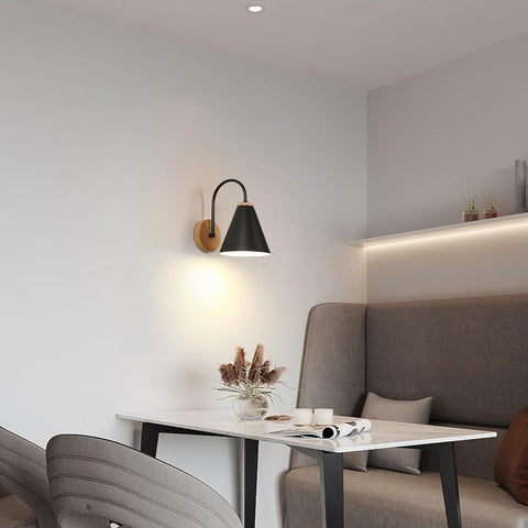 Lampka nocna Nordic z żelaza i drewna (czarna, gniazdo E27)