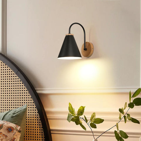 Lampka nocna Nordic z żelaza i drewna (czarna, gniazdo E27)