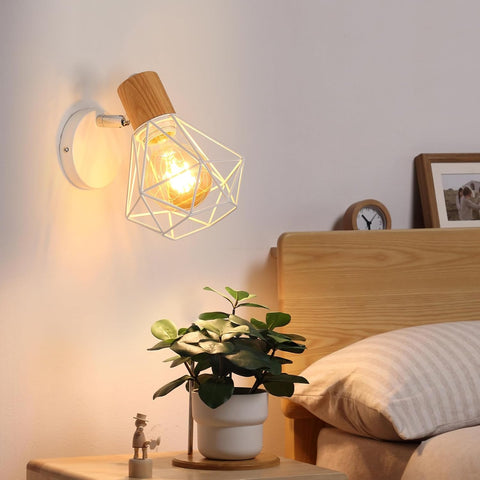Lampa ścienna w stylu industrialnym z metalowym kloszem typu klatka i oprawką E27