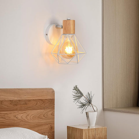 Lampa ścienna w stylu industrialnym z metalowym kloszem typu klatka i oprawką E27