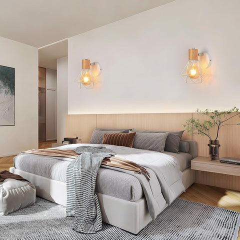 Lampa ścienna w stylu industrialnym z metalowym kloszem typu klatka i oprawką E27