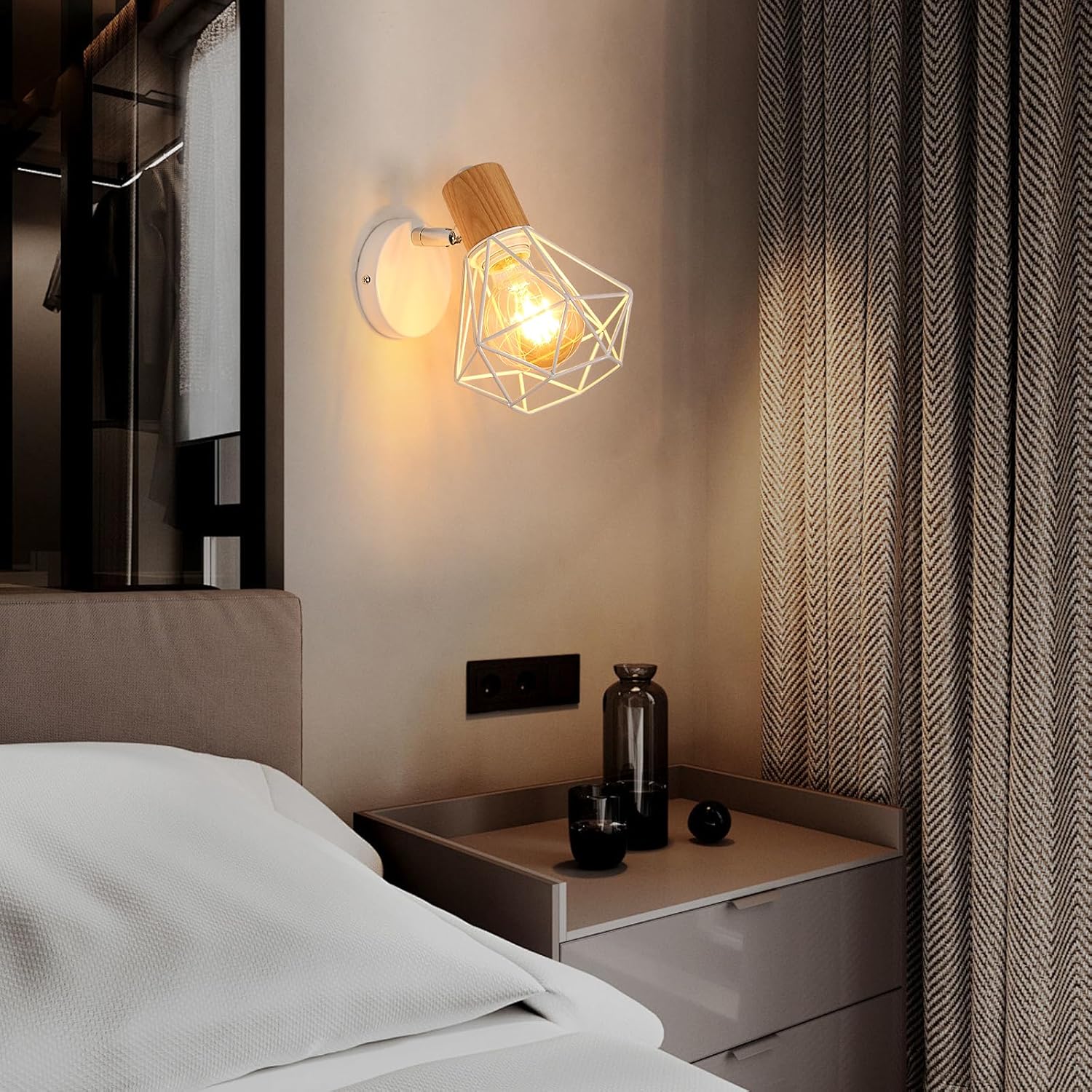 Lampa ścienna w stylu industrialnym z metalowym kloszem typu klatka i oprawką E27