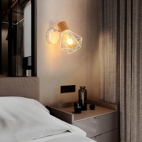 Lampa ścienna w stylu industrialnym z metalowym kloszem typu klatka i oprawką E27