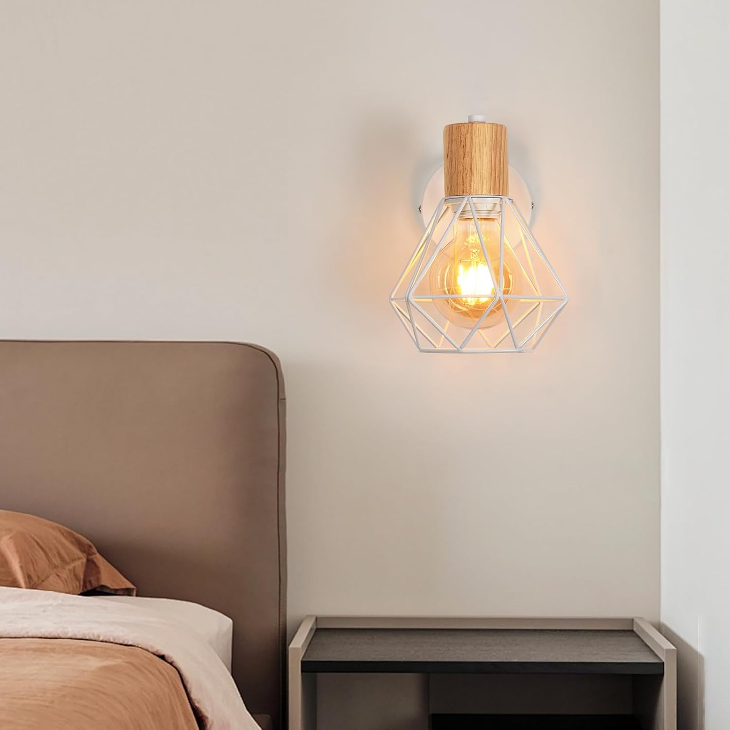Lampa ścienna w stylu industrialnym z metalowym kloszem typu klatka i oprawką E27