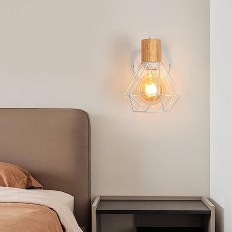 Lampa ścienna w stylu industrialnym z metalowym kloszem typu klatka i oprawką E27