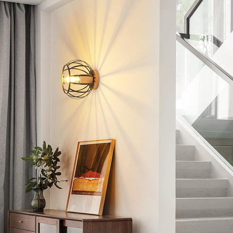 Lampa Sufitowa w Stylu Industrialnym – Drewno i Czarna Klatka E27