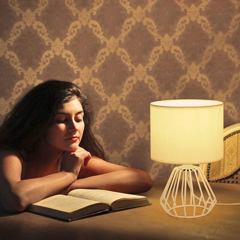 Lampka nocna, lampa stołowa z ażurową podstawą i białym abażurem z tkaniny, minimalistyczna lampa biurkowa do sypialni, salonu, biura (żarówka E27 nie jest dołączona)